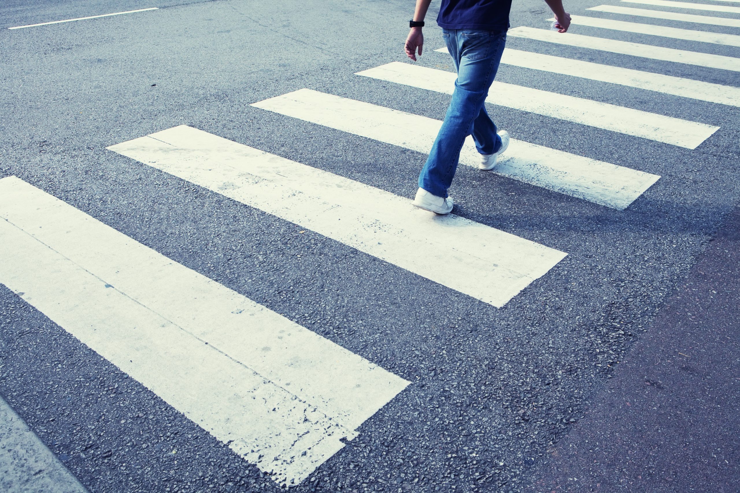 Cross the road. Пешеход. Пешеход на дороге. Пешеходный переход. Пешеходная Зебра.